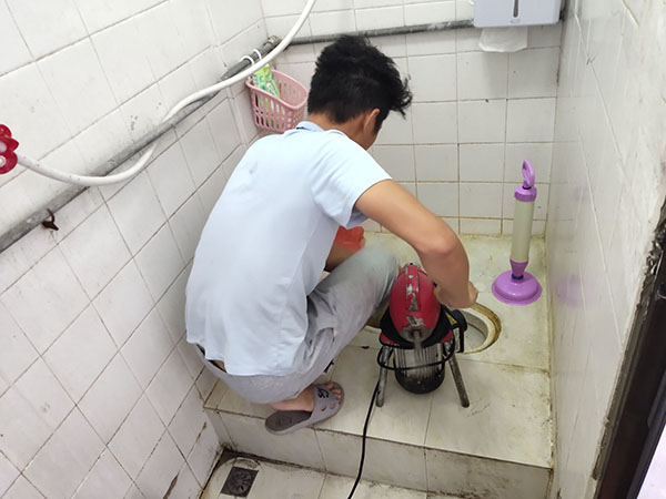 沈北管道堵塞冒臭气 专业师傅现场解决问题