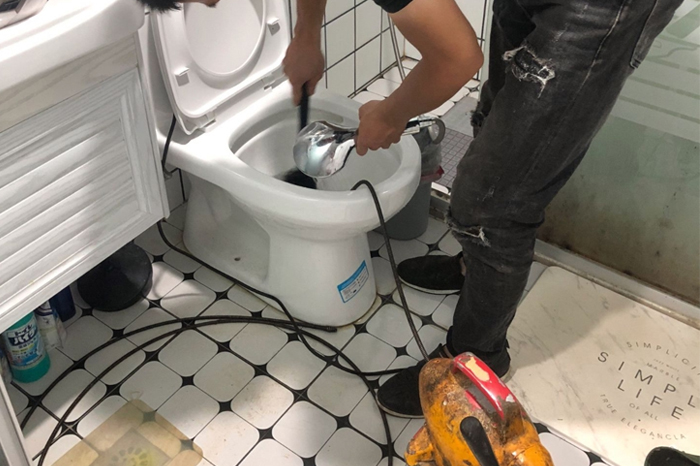 沈北马桶堵塞自己疏通还是找师傅?专业上门服务让你省时更省心